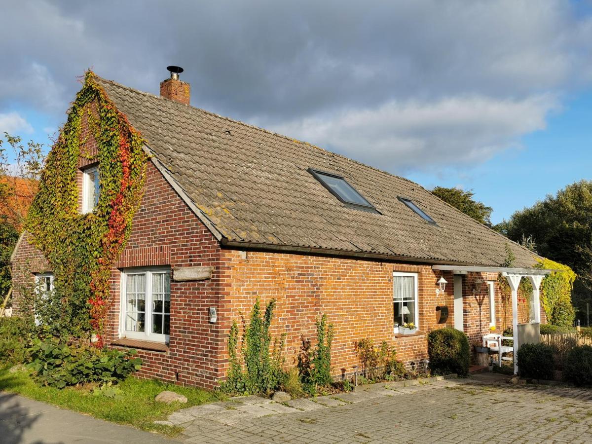 Ferienglueck An Der Nordsee Buche Deine Erdgeschoss-Ferienwohnung Mit Kamin Terrasse Und Eingezaeuntem Garten Fuer Unvergessliche Auszeiten Altfunnixsiel Esterno foto